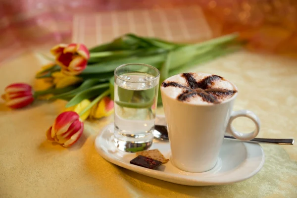 Bilder: Hürlimann Fotografie Der Charakter einer Schrift wird stark von ihrer x-Höhe beeinflusst. Eine höhere x-Höhe ist leichter zu erkennen – wirkt aber zurückhaltender als eine tiefe x-Höhe. Schriften mit einer geringen x-Höhe wirken extrovertierter. Achte auch darauf, nicht zu viele verschiedene Schriften auf einer Website einzusetzen. Für die meisten Websites sind zwei Schriften ausreichend. Abwechslung kannst du durch verschiedene Varianten, wie kursiv und fett, einer Schrift erzeugen. Für kurze, individuelle Akzente kannst du sogar deine Handschrift digitalisieren.