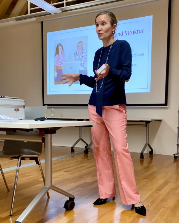 Beatrice Zemp hält einen Vortrag zum Thema Websiteplanung und wie Webdesign den Unternehmen hilft.