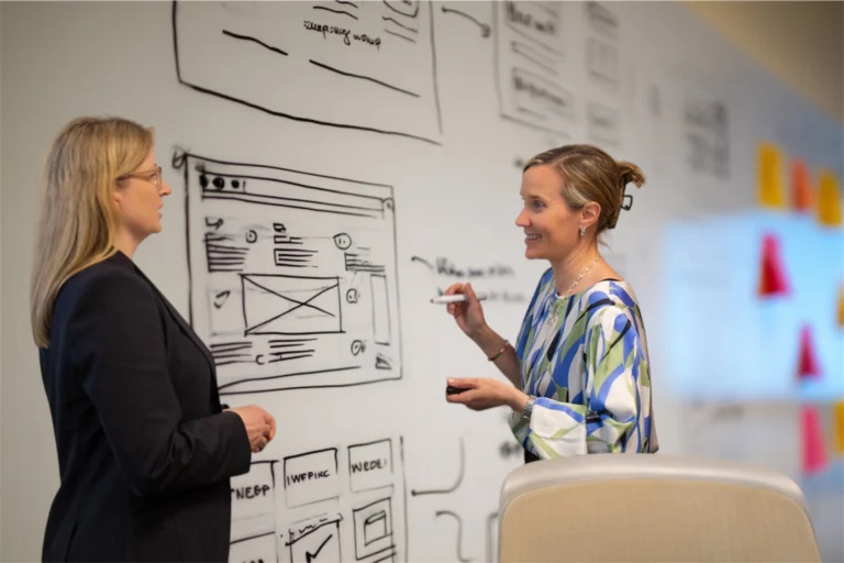 Beatrice mit Kundin und MockUp